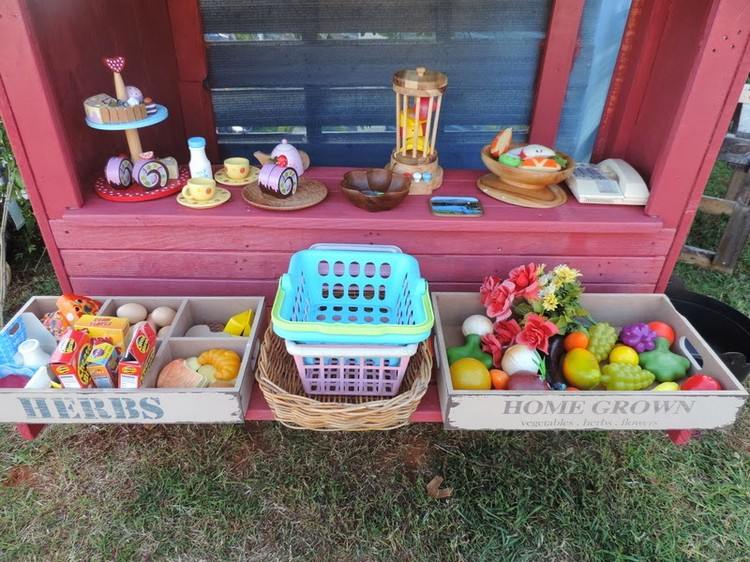 crianças-loja-madeira-vermelha-pintada-balcão-jogo-comida-vegetal