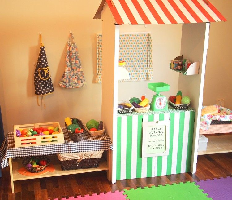 loja-infantil-quarto-de-criança-comida-saudável-brinquedos-móveis-madeira-papelão