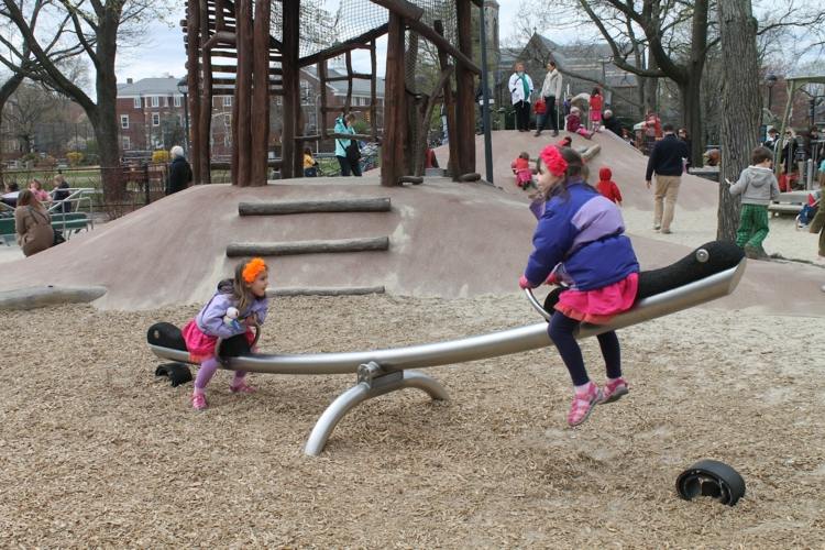 Play-playground-com-crianças-escalada