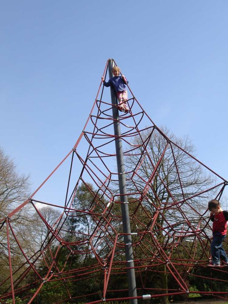 Corda no parque para escalada