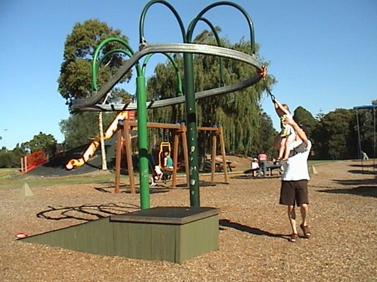 Parque infantil com crianças