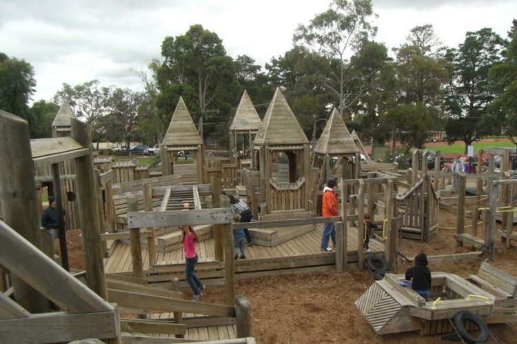 Parque infantil castelo com casas de madeira