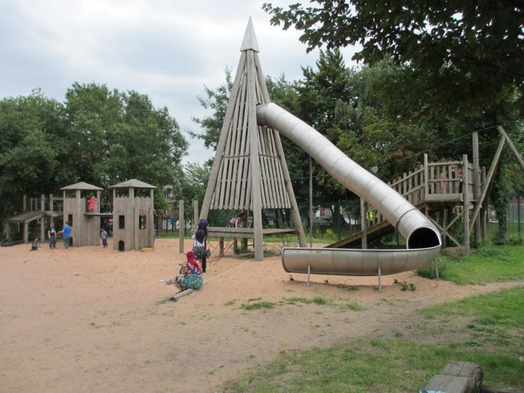 Slide-in-a-tubo-feito-de-metal e madeira