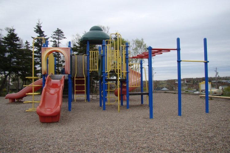 Parque infantil de metal e plástico para crianças