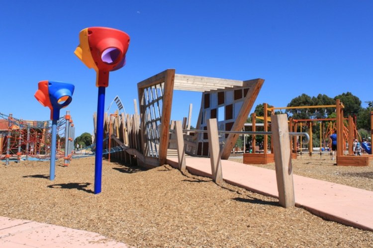 Parque infantil engraçado com lampião de rua