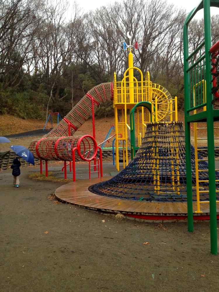 Brinquedos de escalada no parque para crianças