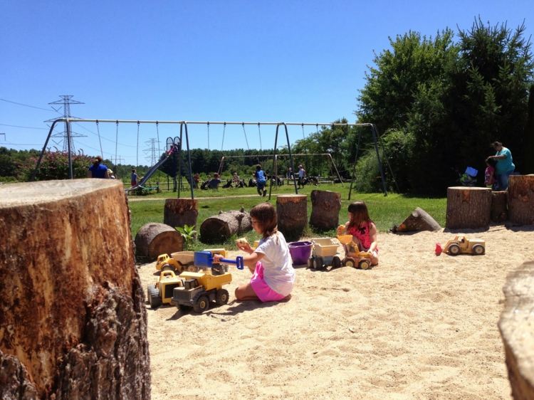 Balanço de tronco de árvore de madeira para crianças brincando