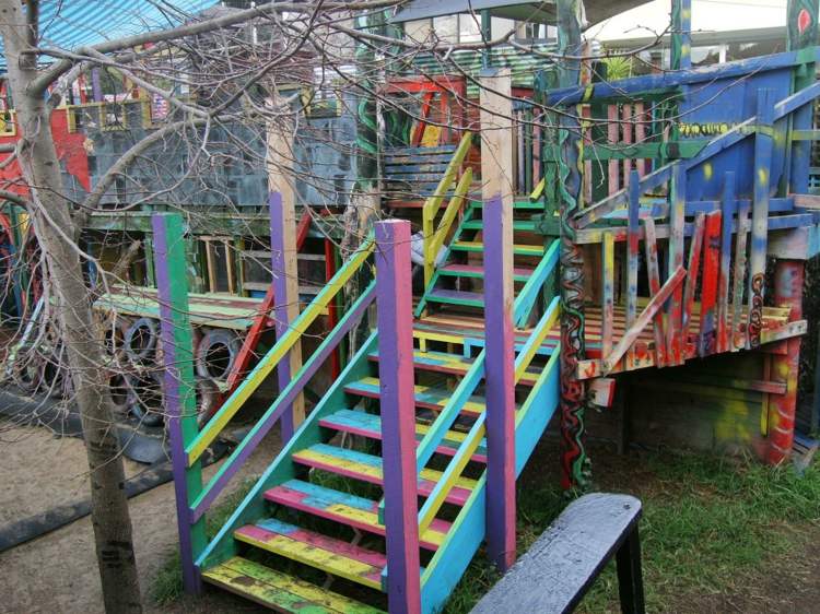 casa-colorida-com-árvore-escada
