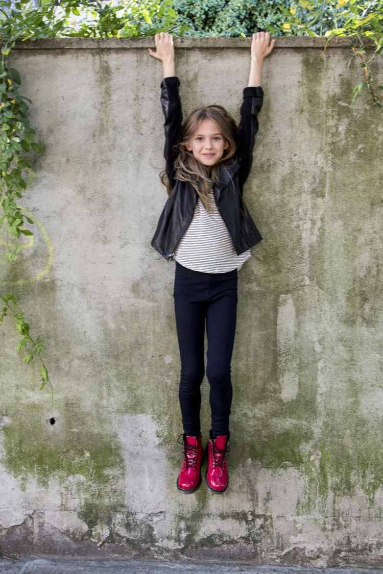 moda de rua infantil jaqueta preta rosa