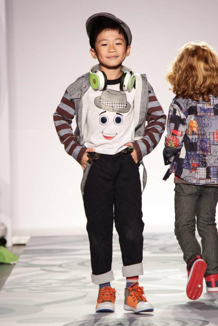 moda infantil com listras de rua jaqueta laranja tênis chapéus fones de ouvido