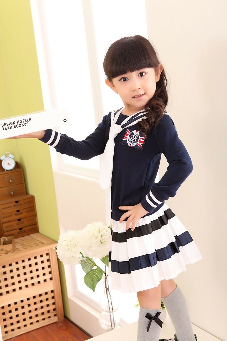 moda infantil roupa marítima de rua azul e meias brancas