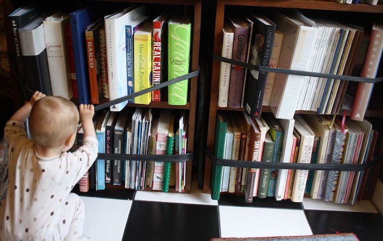 Segurança infantil na casa - prateleiras de livros-cintos-bicicleta-pneus-furos-casa