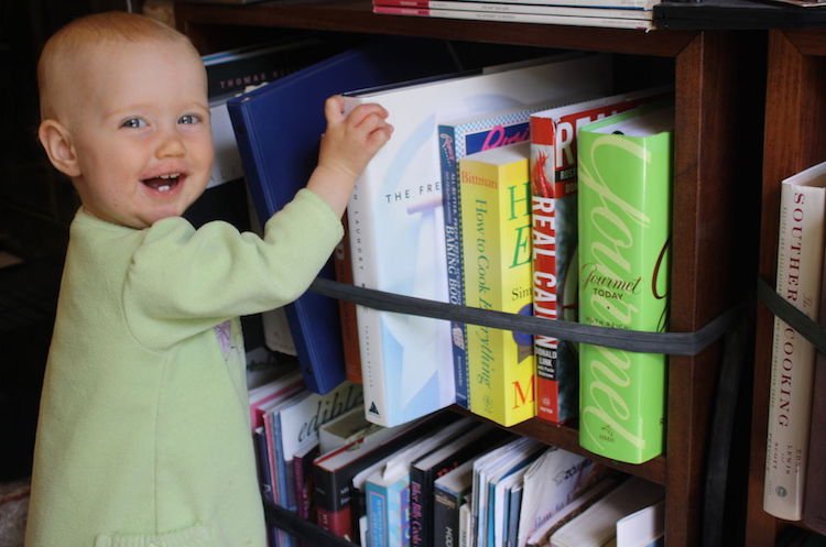 Segurança infantil na casa - prateleiras de livros-bicicleta-pneus internos-faça-você-mesmo-apartamento-casa