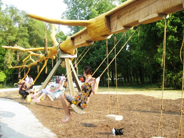 Parque infantil, construção em madeira, balanços ecológicos