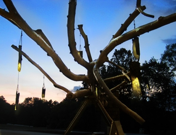 Faróis de chop stick no playground das crianças no topo das árvores