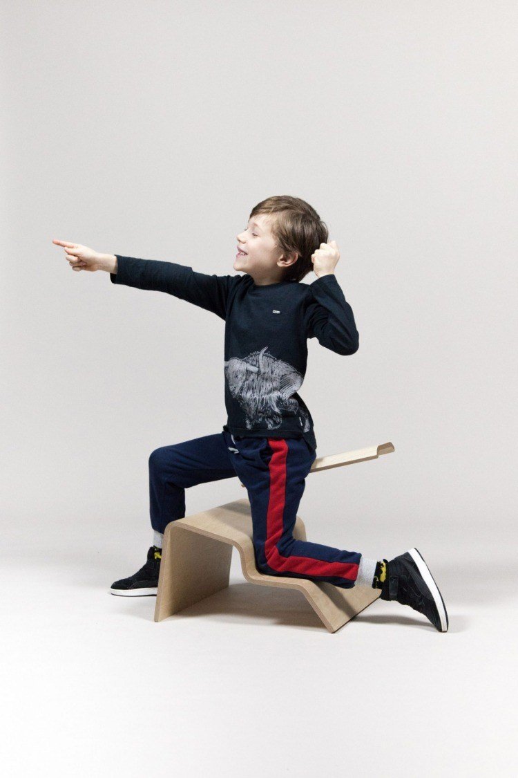 ativar certos grupos musculares do corpo ao mudar da posição sentada, graças ao design da cadeira infantil
