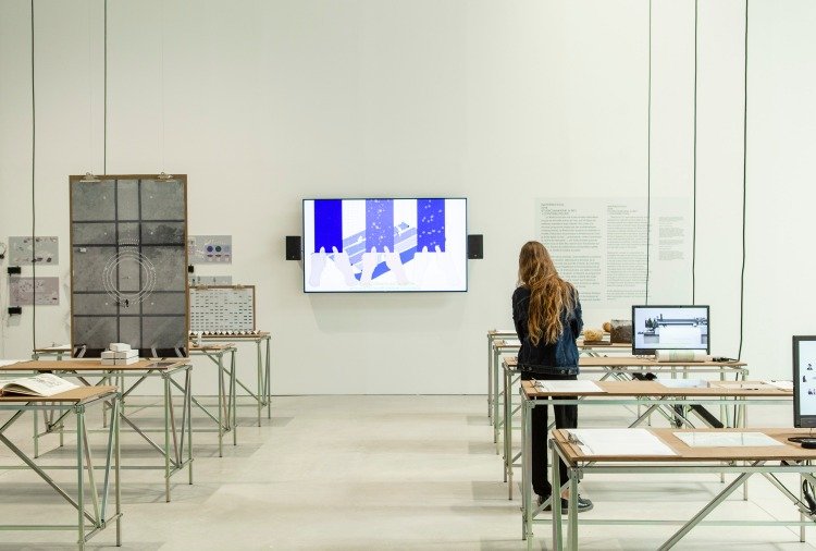 sala de aula com design moderno e minimalista com mesas e telas