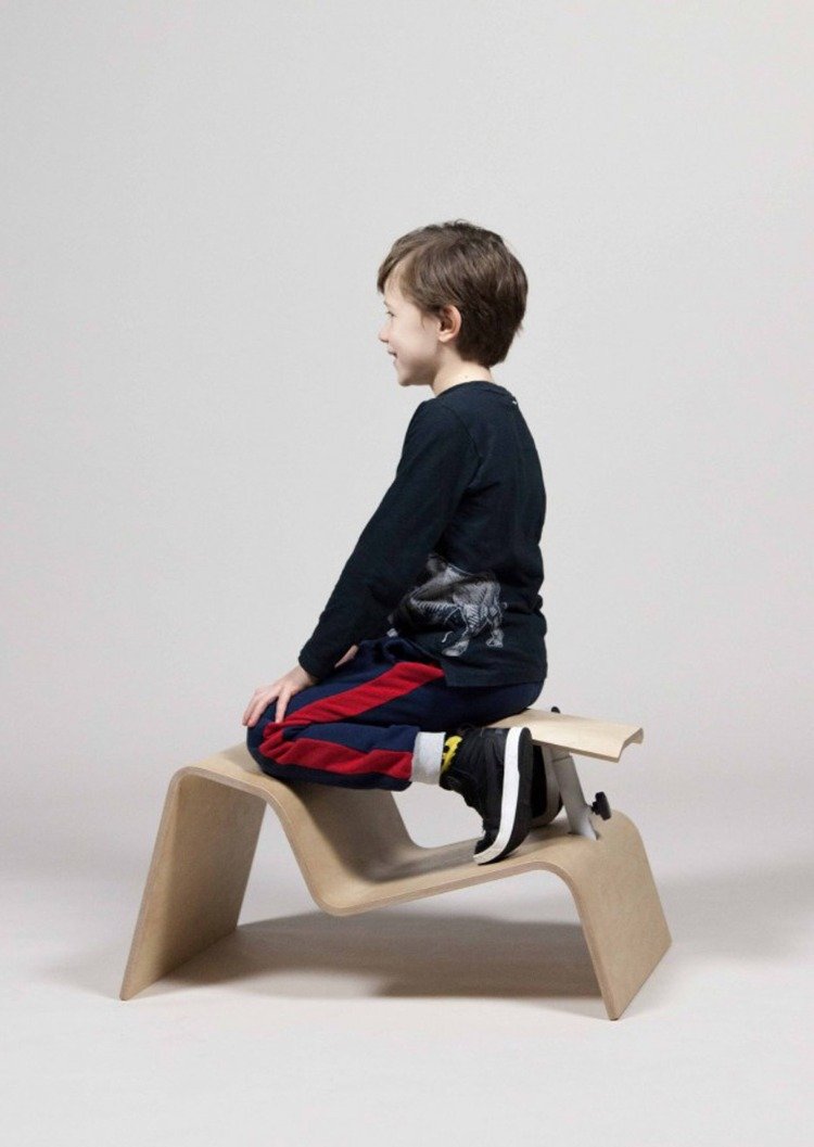 móveis infantis chamados de sala de aula ativa, na forma de um assento de madeira arqueado