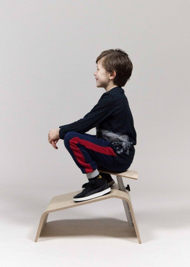 O design da cadeira alta para alunos do ensino fundamental incentiva a atividade muscular durante as aulas