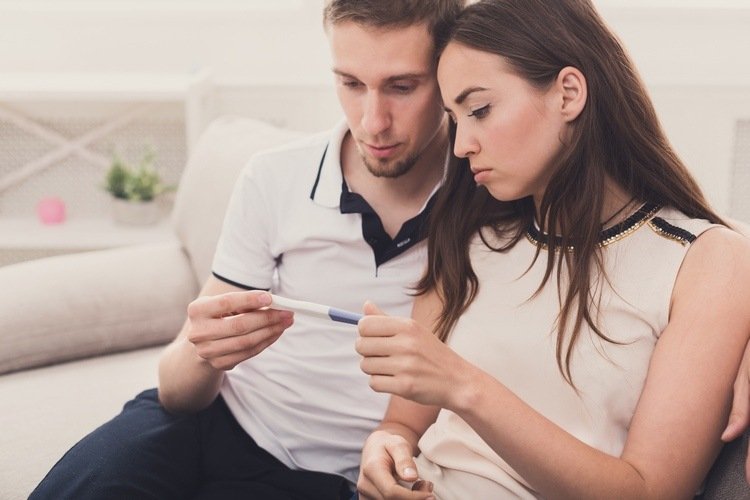 Casal triste após resultado negativo no teste de gravidez