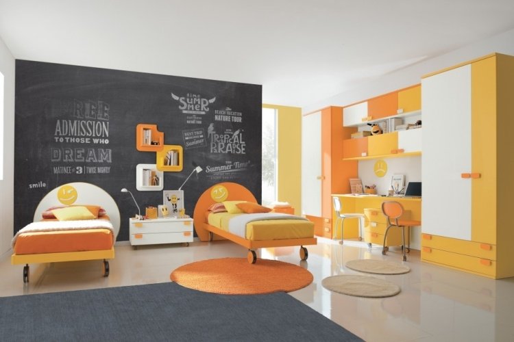 quarto-crianças-design-ideias-laranja-branco-smileys-quadro-negro-pintura-parede