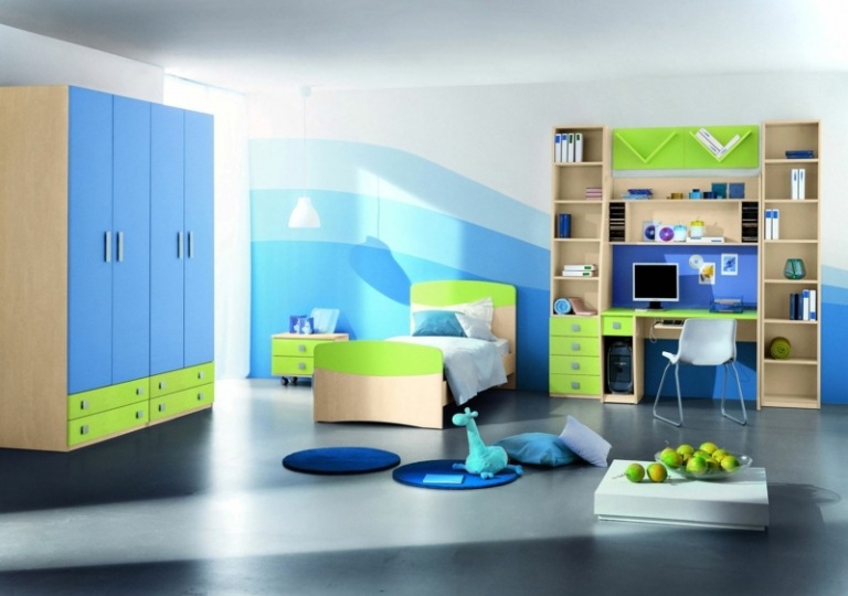 quarto infantil design nuances de azul móveis de madeira clara detalhes verdes