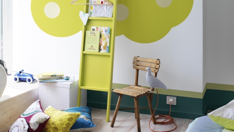 Quarto infantil verde branco design pintura piso de madeira