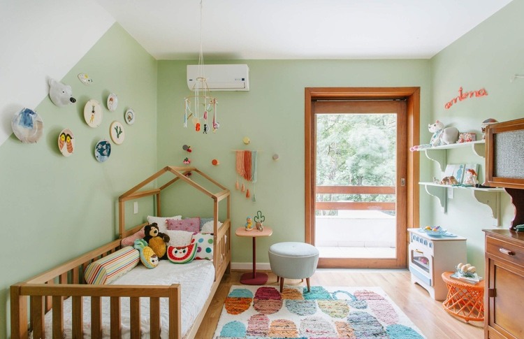 Arrume o quarto das crianças verde e branco com móveis de madeira