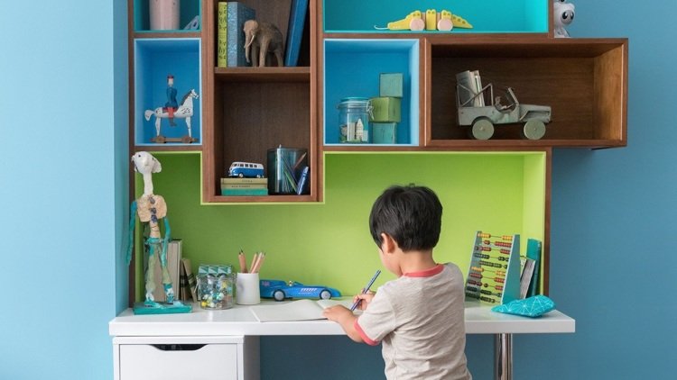 Prateleira e escrivaninha de design de quarto infantil verde azul em estilo escandinavo