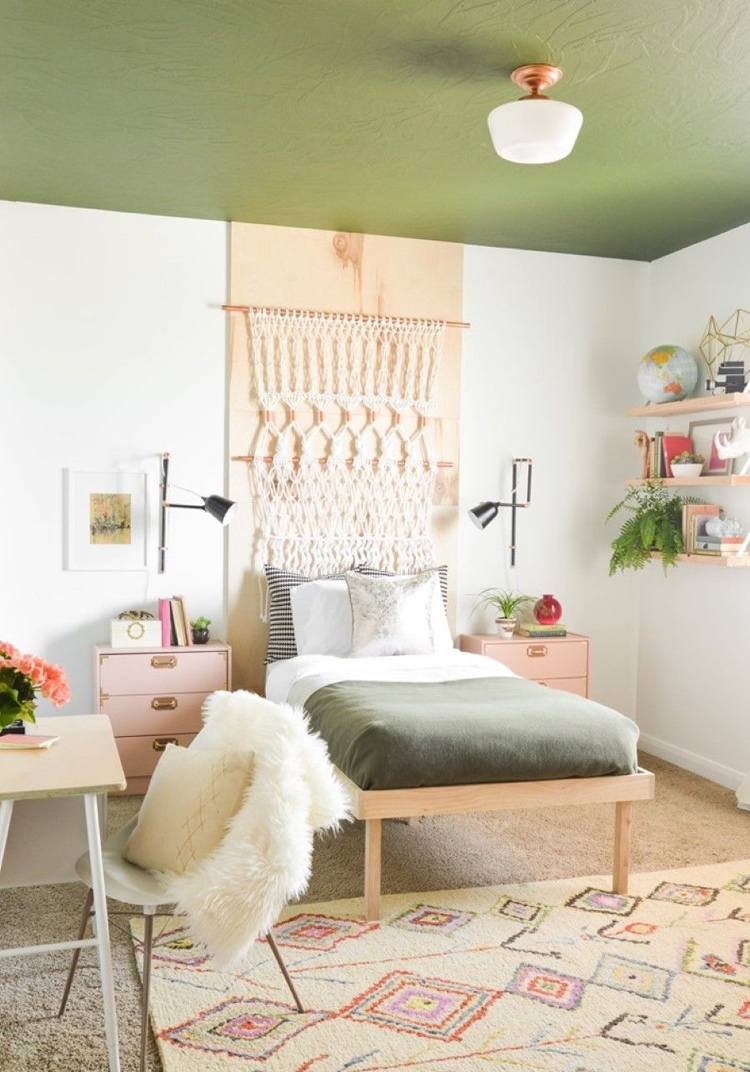 Quarto feminino com teto verde, móveis rosa e paredes brancas