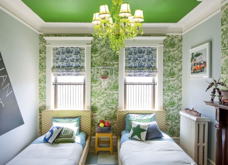 Idéias de design verde e branco de quarto infantil para quartos pequenos com papel de parede e pintura de quadro-negro