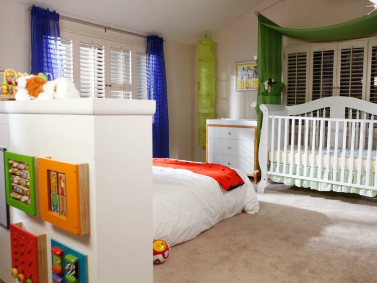 depois renovar o quarto das crianças com detalhes em branco colorido quarto de brincar cama de bebê piso acarpetado