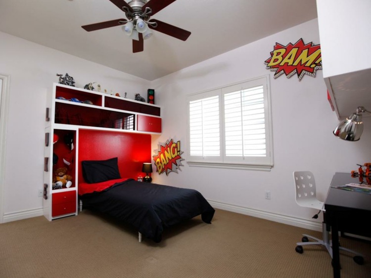 quarto infantil-renovar-depois-menino-prateleira-frentes-cama-preto-vermelho-parede-adesivo-local de trabalho