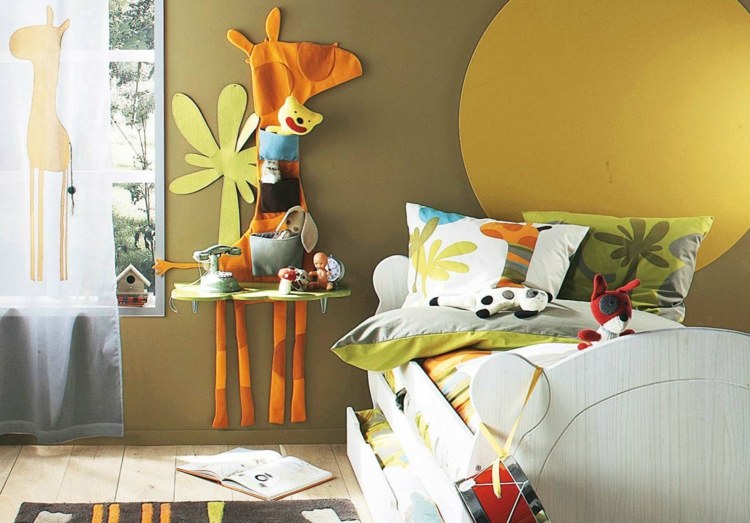 renovar o quarto das crianças berço-gaveta-parede-decoração-girafa-verde-parede-pintura-colorida