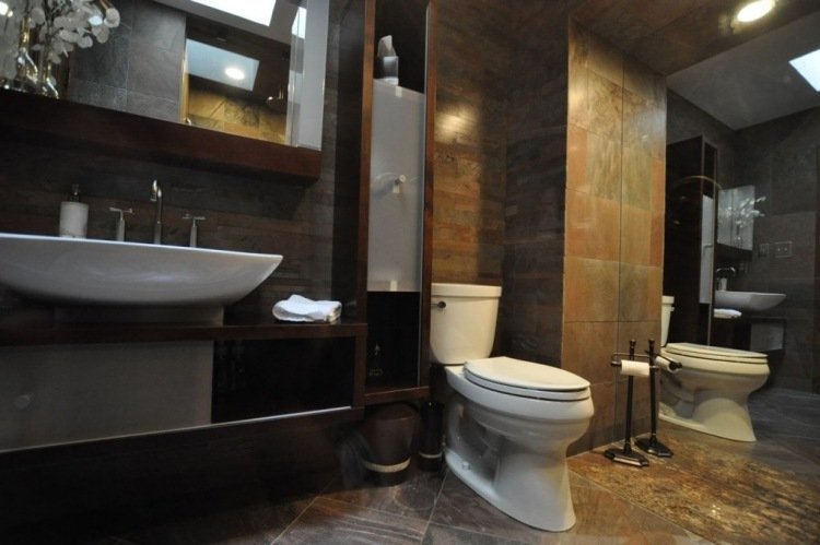 pequenos-banheiros-castanho-escuro-preto-sanitário-branco-espelho-parede