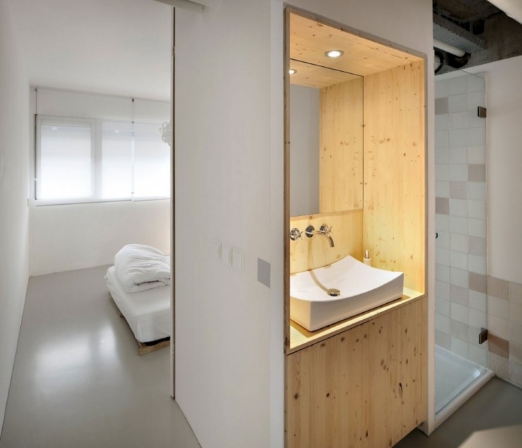 pequeno-banheiro-banheiro-armário-madeira-natural-branco-chuveiro-cubículo-azulejo-porta de vidro