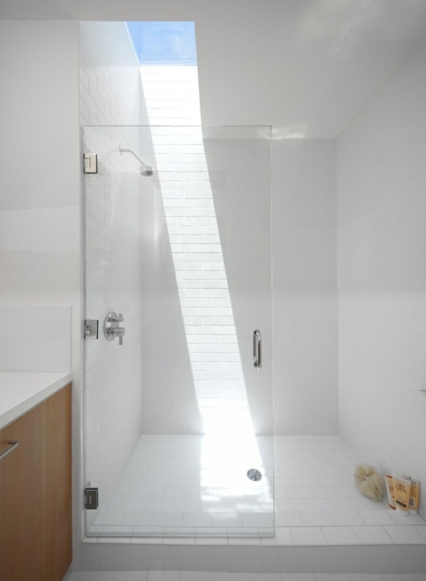 Clarabóia do banheiro com luz do sol da cabine do chuveiro