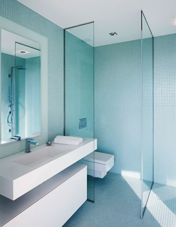 Banheiro com box de vidro e lavatório branco