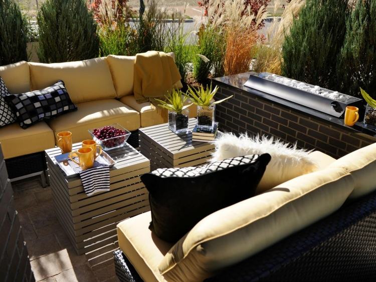 Pequenos jardins-enquadramento-móveis de vime-mesa-paletes de jardim