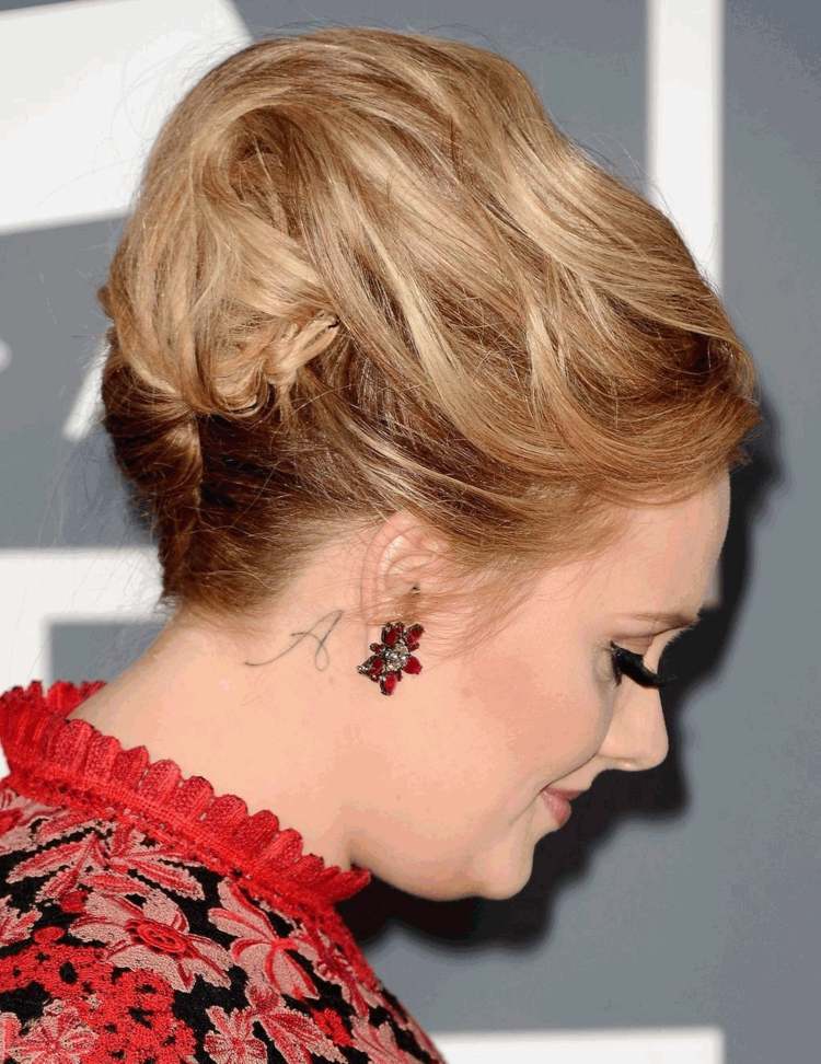 pequenos motivos de tatuagem para atrás da orelha para mulheres, iniciais de adele