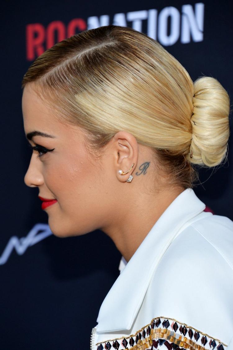 pequenos motivos de tatuagem para as iniciais rita ora atrás da orelha