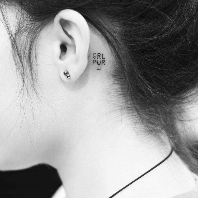 pequenas iniciais de motivos de tatuagem atrás da orelha
