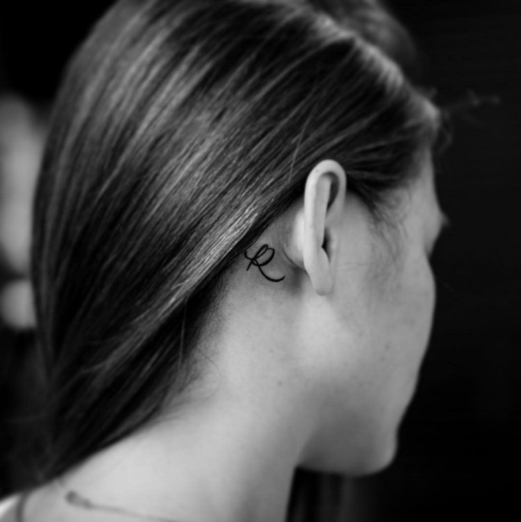 pequenos motivos de tatuagem de mulher atrás da orelha, iniciais do couro cabeludo