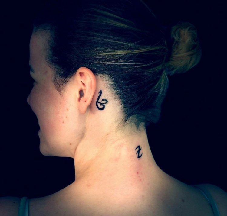 pequenos motivos de tatuagem para mulheres atrás da orelha com iniciais personalizadas