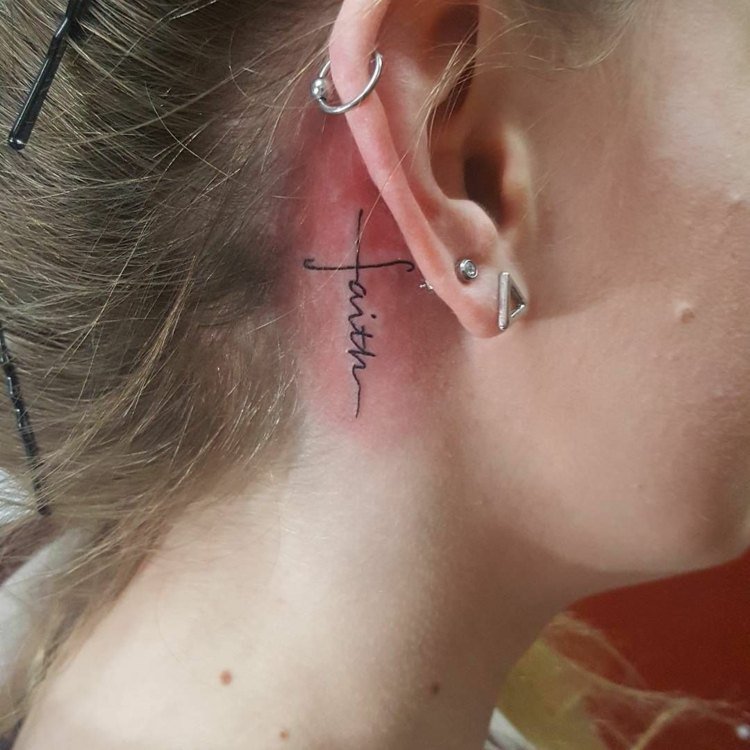 pequenos motivos de tatuagem para atrás da orelha para mulheres de escrita simples
