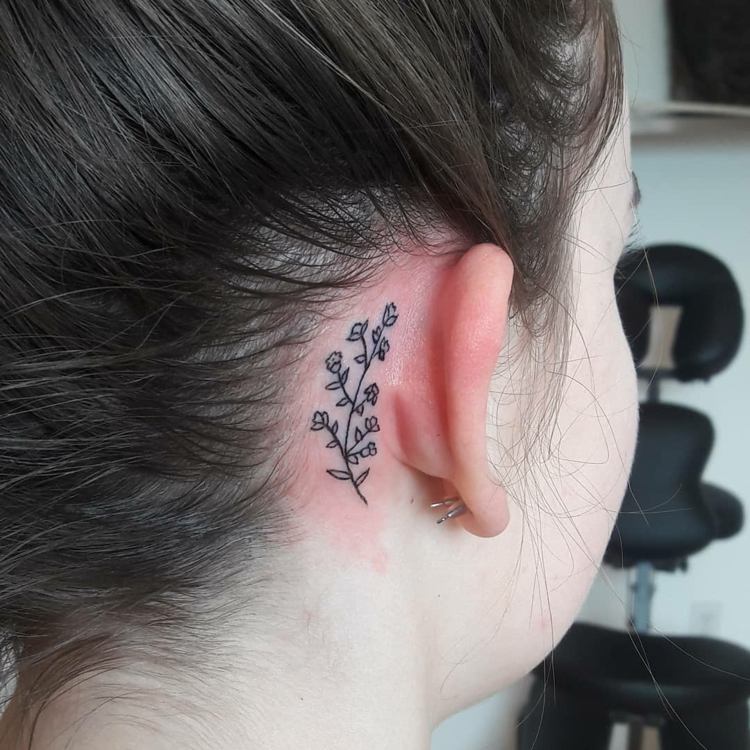 pequenos motivos de tatuagem para atrás da orelha flores rosas mulher monocromática