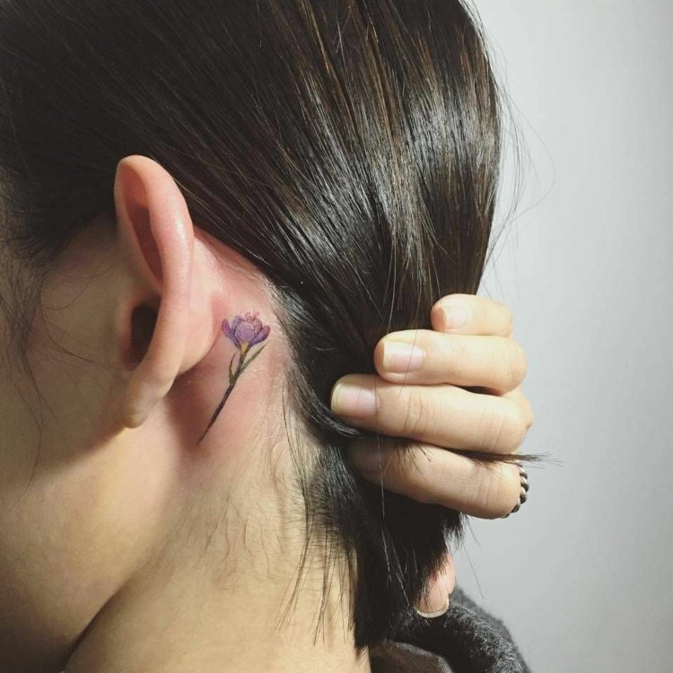 mini tatuagem motivos de flor atrás da orelha colorida