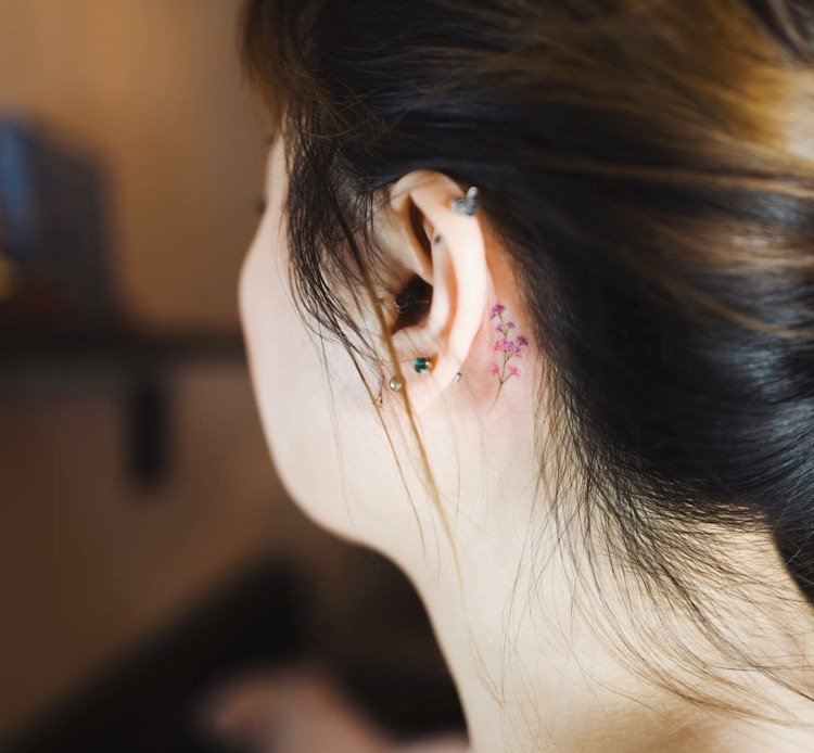flores coloridas pequenos motivos de tatuagem para atrás da orelha