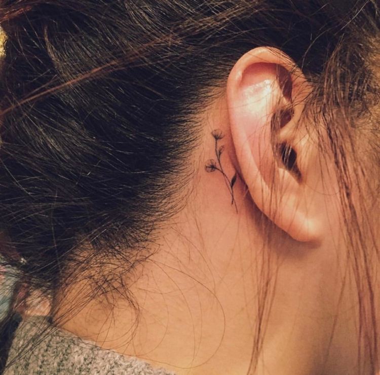 atrás da orelha tatuagem pequenos motivos flores mulher