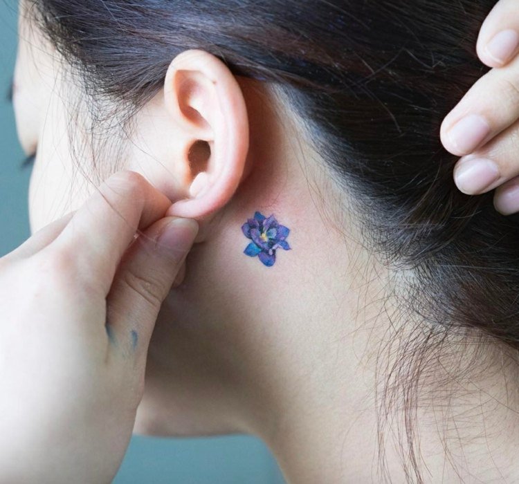 pequena tatuagem motivos flores desabrochando de cor azul roxo mulher